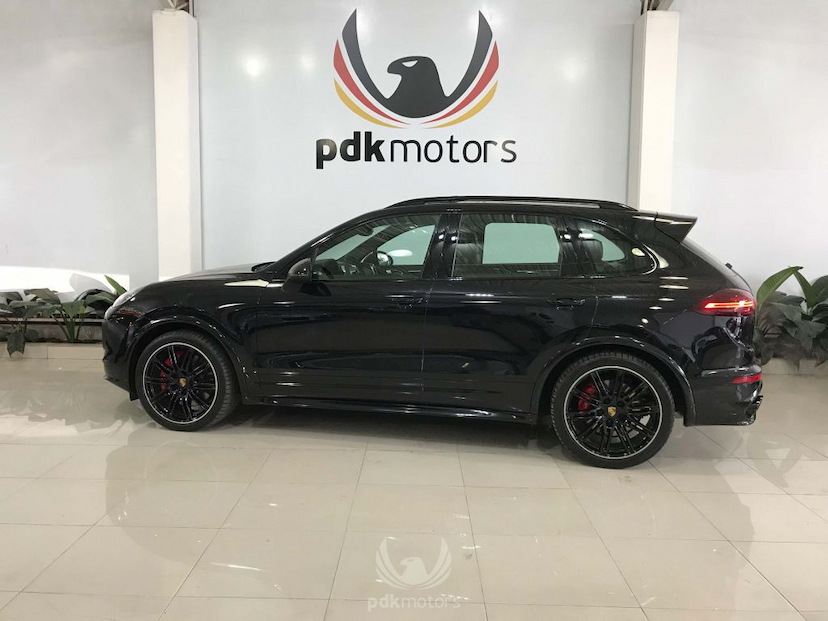 Foto do veículo PORSCHE  CAYENNE GTS 2016 35.650 KM 349.000,00