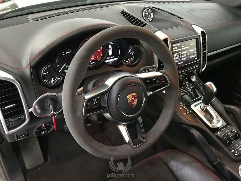 Foto do veículo PORSCHE  CAYENNE GTS 2016 35.650 KM 349.000,00