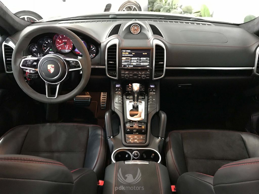 Foto do veículo PORSCHE  CAYENNE GTS 2016 35.650 KM 349.000,00