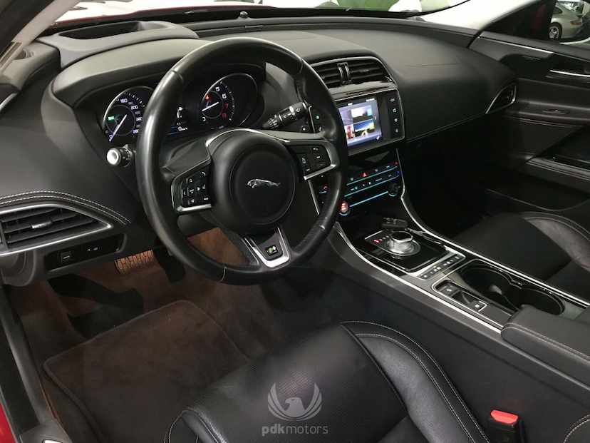 Foto do veículo JAGUAR  XE R-SPORT 2016 27.750 KM 159.000,00