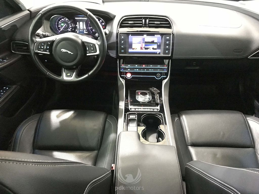 Foto do veículo JAGUAR  XE R-SPORT 2016 27.750 KM 159.000,00