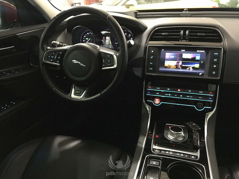 Foto do veículo JAGUAR  XE R-SPORT 2016 27.750 KM 159.000,00