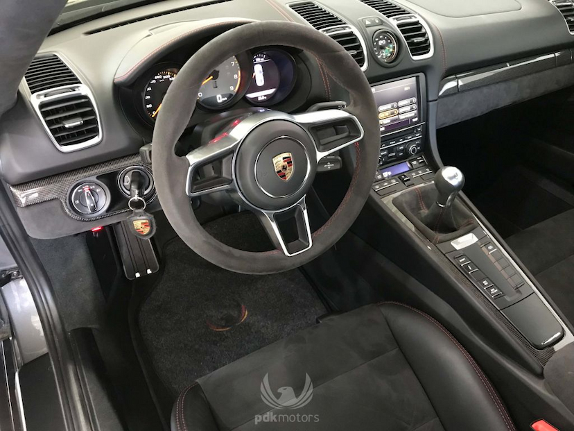 Foto do veículo PORSCHE  CAYMAN 3.8 GT4 2016 3.431 KM 575.000,00