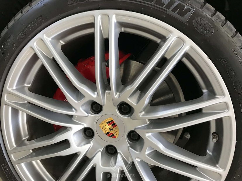 Foto do veículo PORSCHE  CAYENNE S 2016 15.100 KM 315.000,00