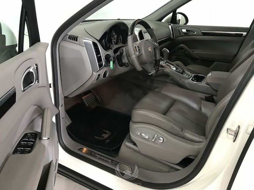Foto do veículo PORSCHE  CAYENNE S 2011 49.810 KM 159.000,00