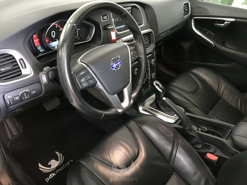 Foto do veículo VOLVO  V40 CROSS COUNTRY 2014 22.250 KM 85.000,00