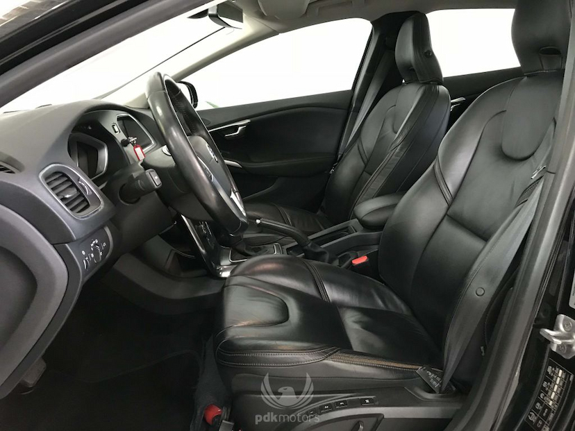 Foto do veículo VOLVO  V40 CROSS COUNTRY 2014 22.250 KM 85.000,00