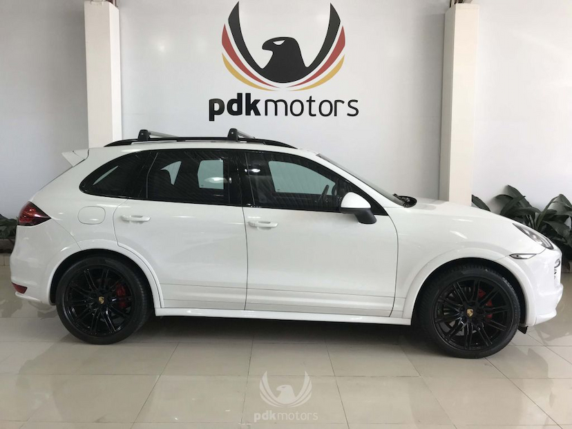 Foto do veículo PORSCHE  CAYENNE GTS 2013 55.680 KM 279.000,00