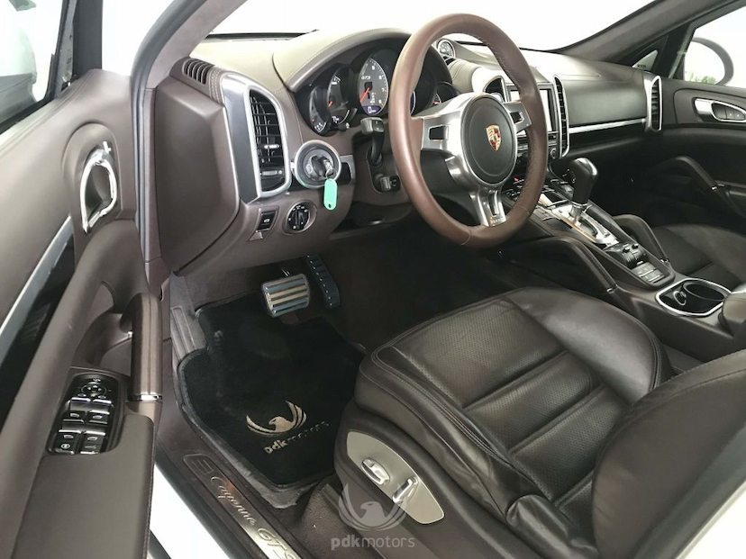Foto do veículo PORSCHE  CAYENNE GTS 2013 55.680 KM 279.000,00