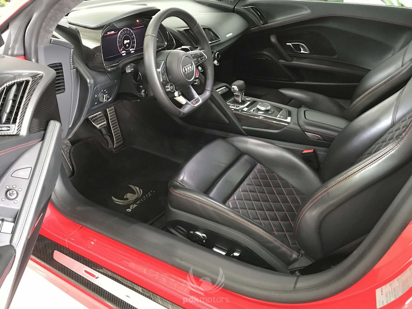 Foto do veículo AUDI  R8 COUPE PLUS QUATTRO 2017 7.430 KM 890.000,00