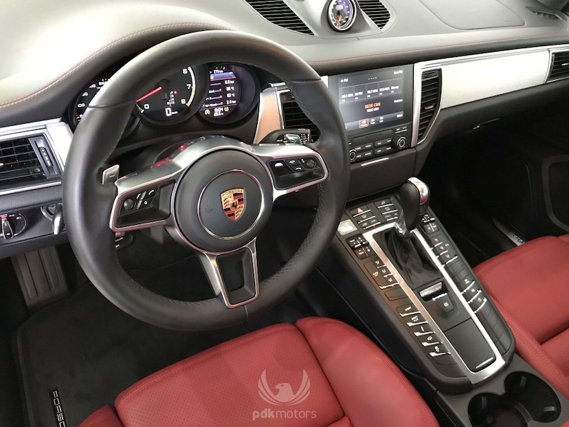 Foto do veículo PORSCHE  MACAN TURBO 2018 2.850 KM 489.000,00