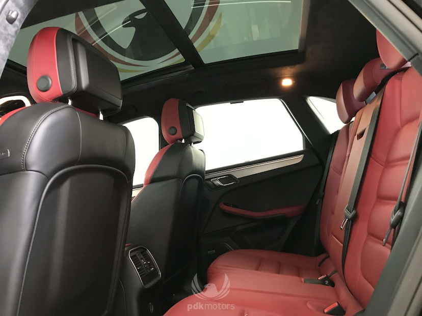 Foto do veículo PORSCHE  MACAN TURBO 2018 2.850 KM 489.000,00