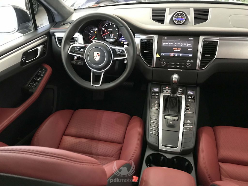 Foto do veículo PORSCHE  MACAN TURBO 2018 2.850 KM 489.000,00