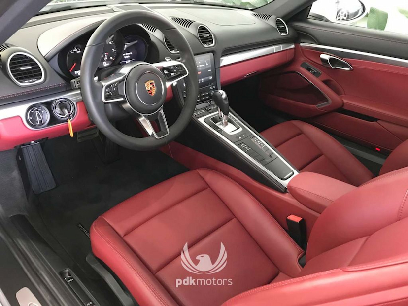 Foto do veículo PORSCHE  718 CAYMAN 2018 2.440 KM 389.000,00