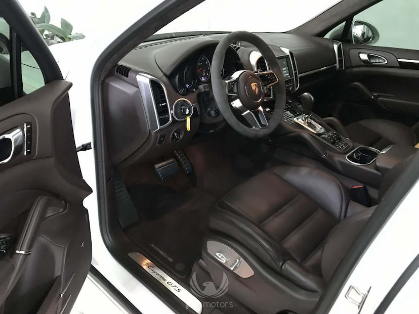 Foto do veículo PORSCHE  CAYENNE GTS 2016 9.900 KM 349.000,00