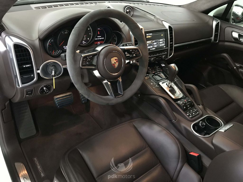 Foto do veículo PORSCHE  CAYENNE GTS 2016 9.900 KM 349.000,00