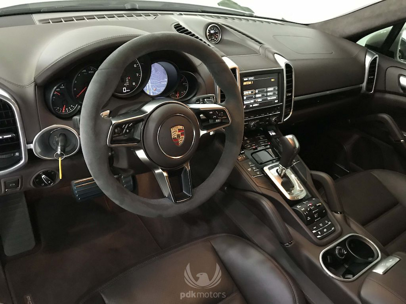 Foto do veículo PORSCHE  CAYENNE GTS 2016 9.900 KM 349.000,00