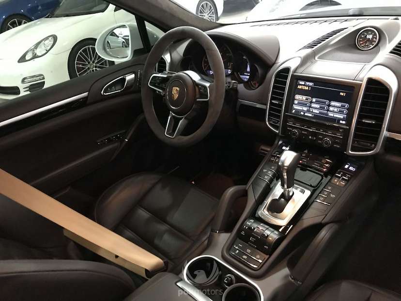 Foto do veículo PORSCHE  CAYENNE GTS 2016 9.900 KM 349.000,00
