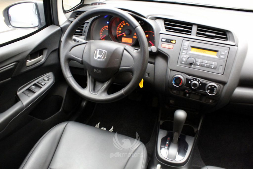 Foto do veículo HONDA  FIT LX CVT 2015 30.118 KM 85.000,00