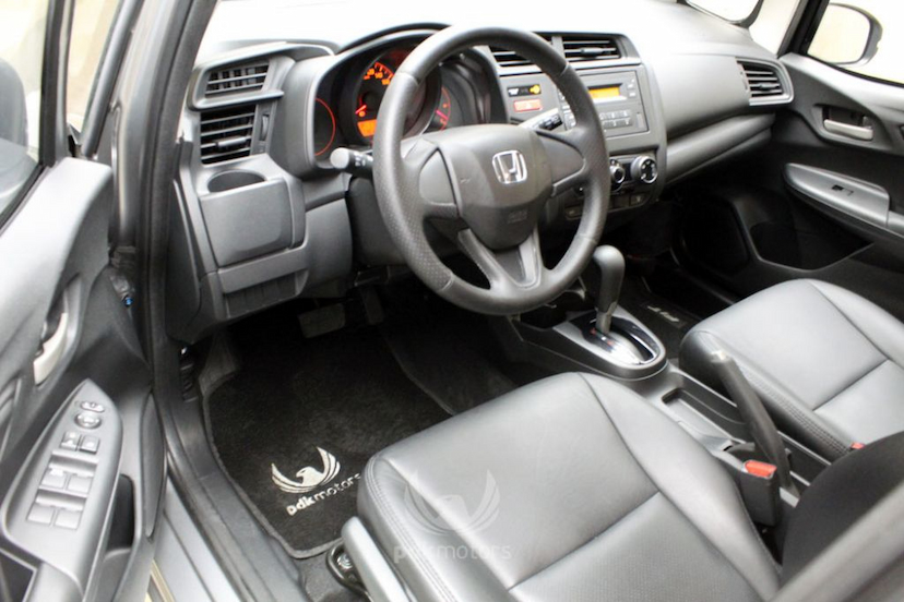 Foto do veículo HONDA  FIT LX CVT 2015 30.118 KM 85.000,00