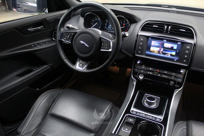 Foto do veículo JAGUAR  XE R-SPORT 2017 14.300 KM 189.000,00