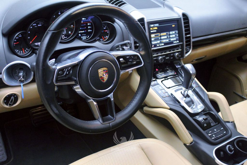 Foto do veículo PORSCHE  CAYENNE V6 2016 46.343 KM 249.000,00