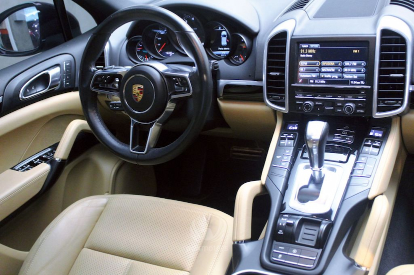 Foto do veículo PORSCHE  CAYENNE V6 2016 46.343 KM 249.000,00