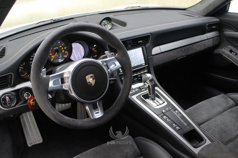 Foto do veículo PORSCHE  911 GT3 2014 21.450 KM 849.990,00