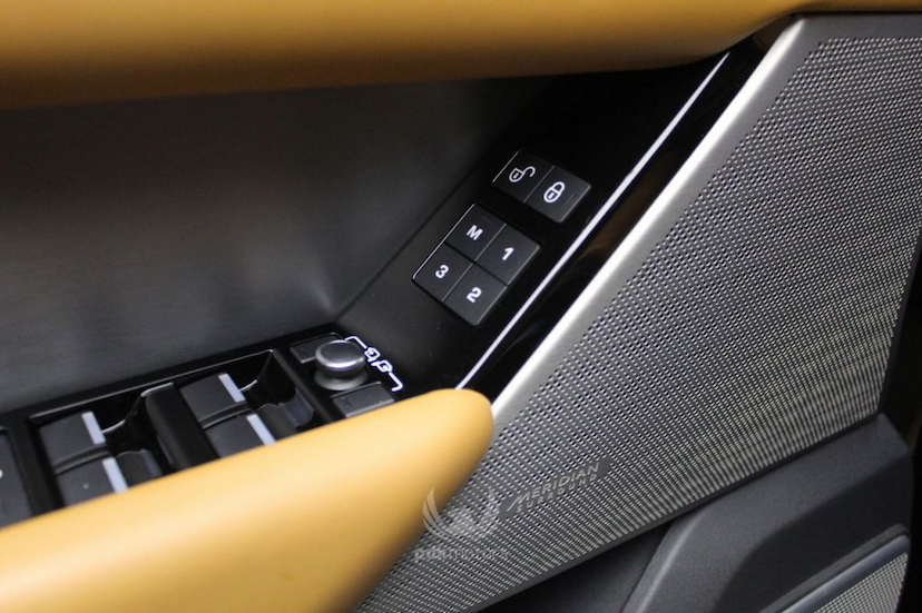 Foto do veículo LAND ROVER RANGE ROVER VELAR P380 SE R-DYNAMIC 2018 9.620 KM 399.000,00