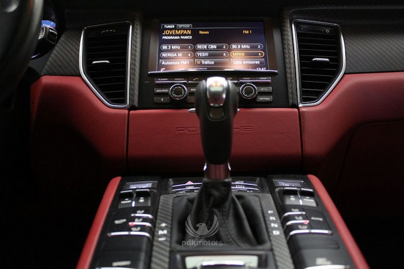 Foto do veículo PORSCHE  MACAN TURBO 2015 27.500 KM 319.000,00