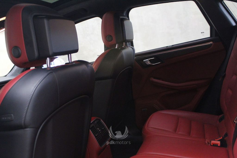 Foto do veículo PORSCHE  MACAN TURBO 2015 27.500 KM 319.000,00