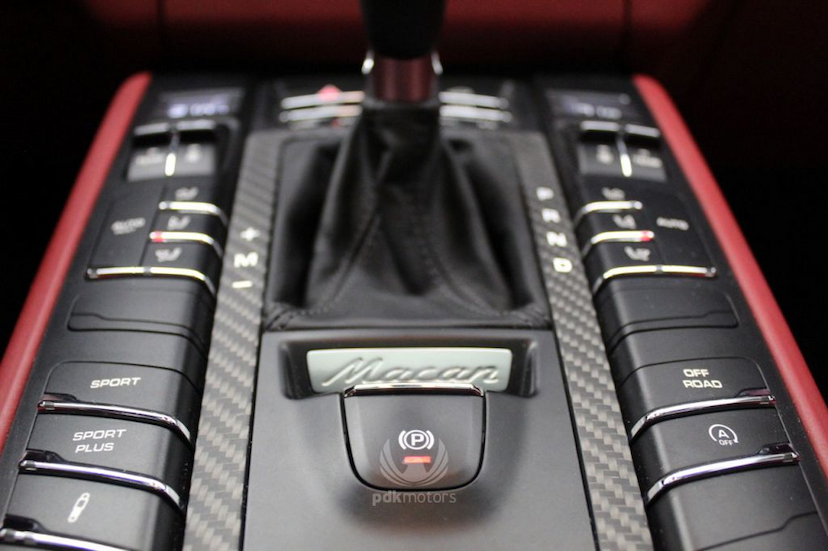 Foto do veículo PORSCHE  MACAN TURBO 2015 27.500 KM 319.000,00