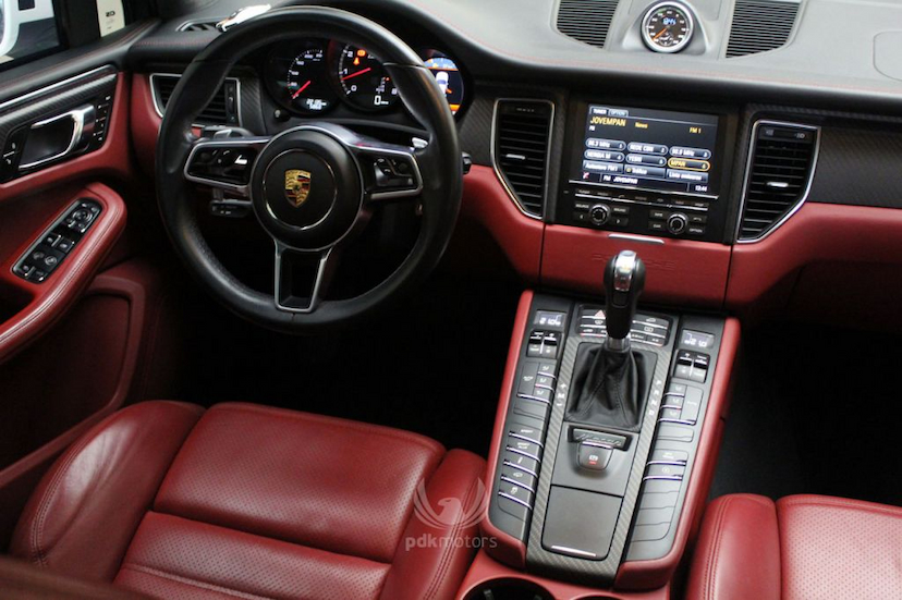 Foto do veículo PORSCHE  MACAN TURBO 2015 27.500 KM 319.000,00