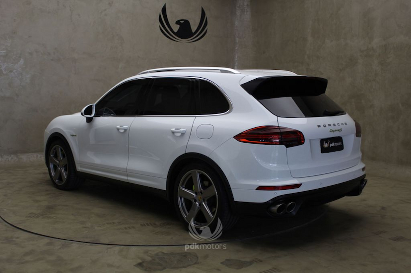 Foto do veículo PORSCHE  CAYENNE S E-HYBRID 2017 18.300 KM 399.000,00