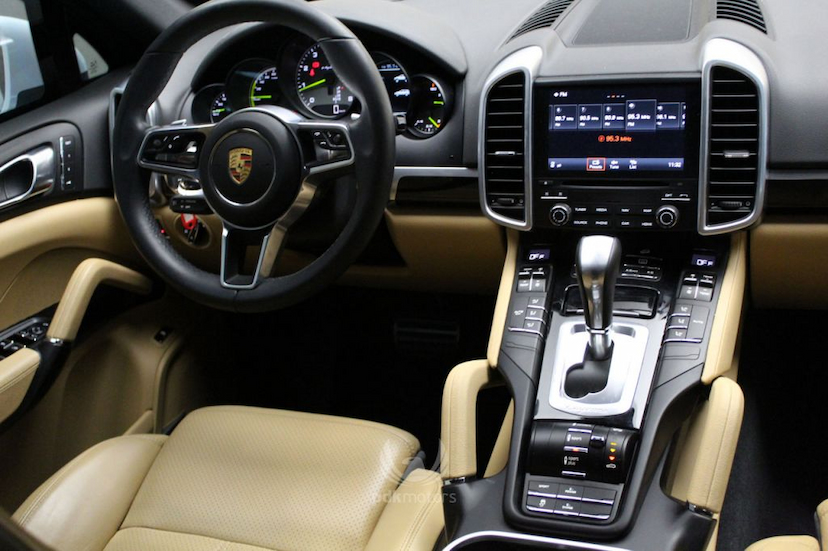 Foto do veículo PORSCHE  CAYENNE S E-HYBRID 2017 18.300 KM 399.000,00