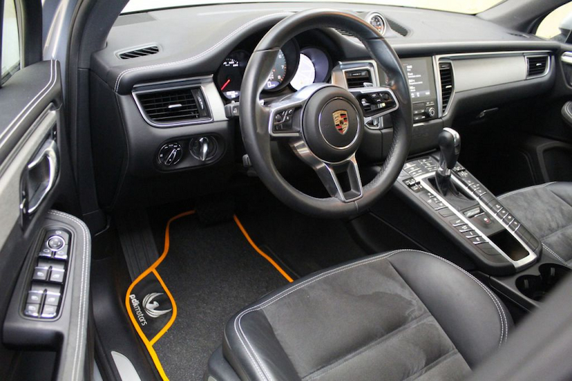 Foto do veículo PORSCHE  MACAN GTS 2017 19.810 KM 359.000,00