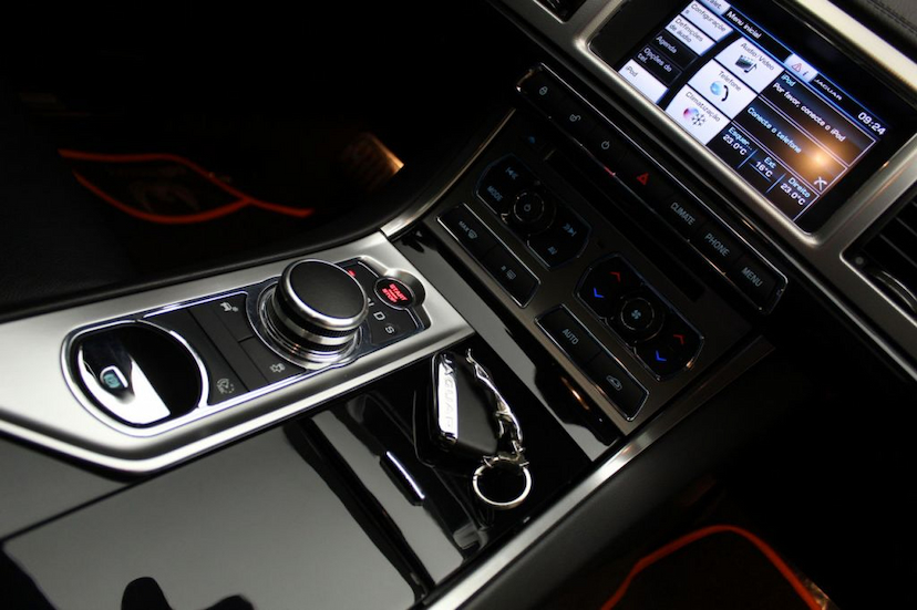 Foto do veículo JAGUAR  XF 2.0 LUXURY 2015 35.275 KM 109.000,00