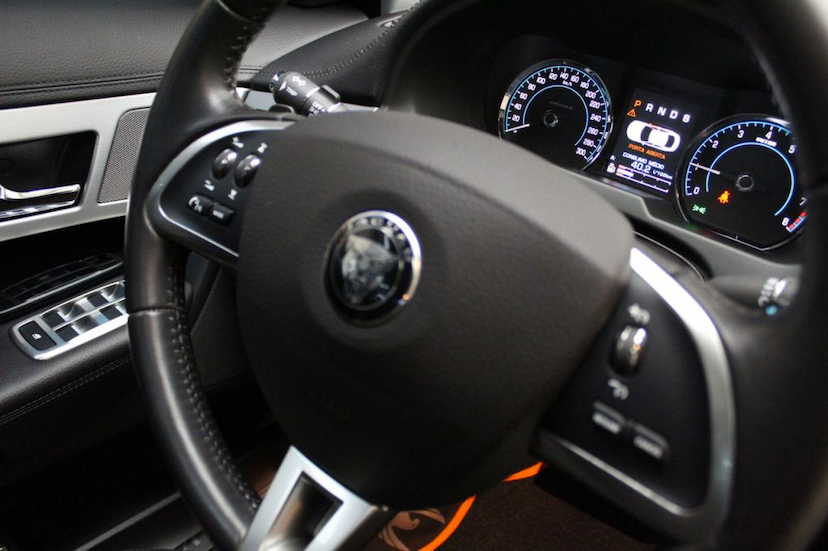 Foto do veículo JAGUAR  XF 2.0 LUXURY 2015 35.275 KM 109.000,00