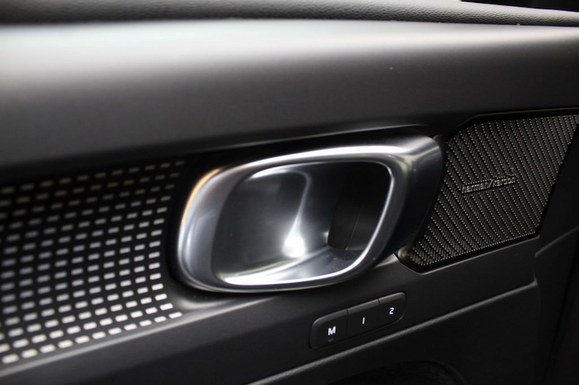 Foto do veículo VOLVO XC40 T5 R-DESIGN 2019 10.142 KM 265.000,00