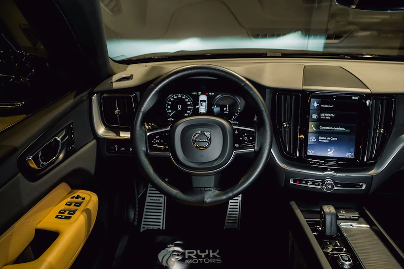 Foto do veículo VOLVO XC60 2.0 T8 HYBRID MOMENTUM AWD GEARTRONIC 2020 60.738 KM 249.900,00