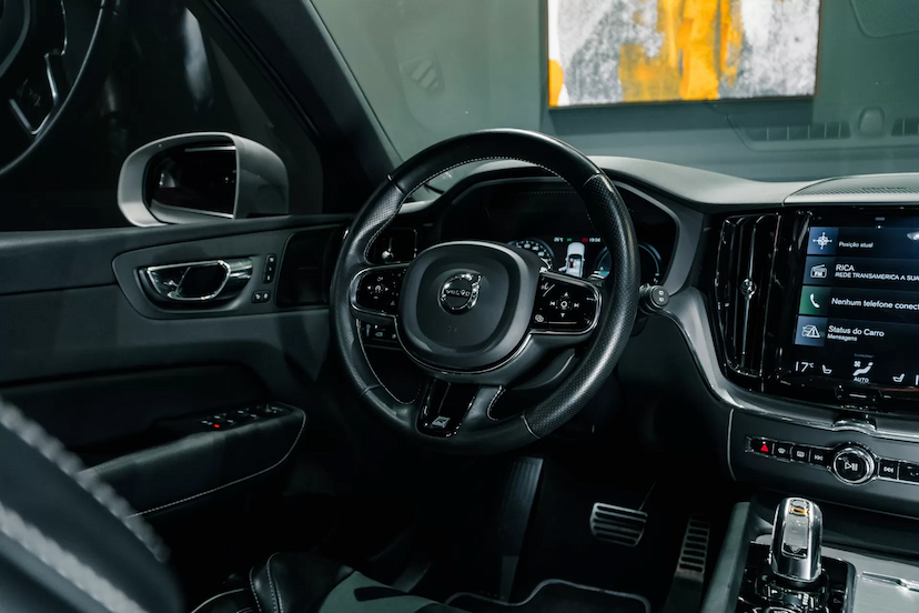 Foto do veículo VOLVO XC60 2.0 T8 HYBRID R-DESIGN AWD GEARTRONIC 2019 74.087 KM 219.900,00