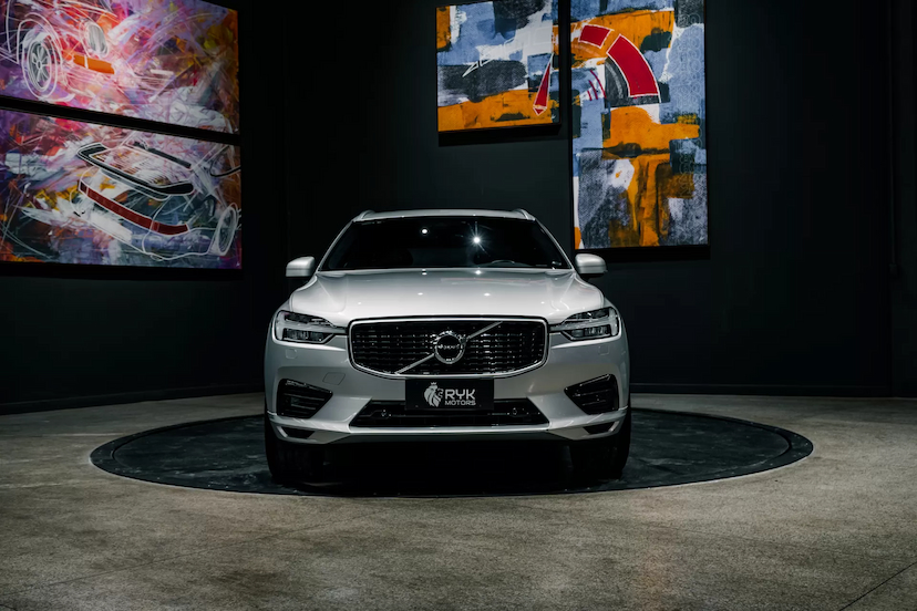 Foto do veículo VOLVO XC60 2.0 T8 HYBRID R-DESIGN AWD GEARTRONIC 2019 74.087 KM 219.900,00