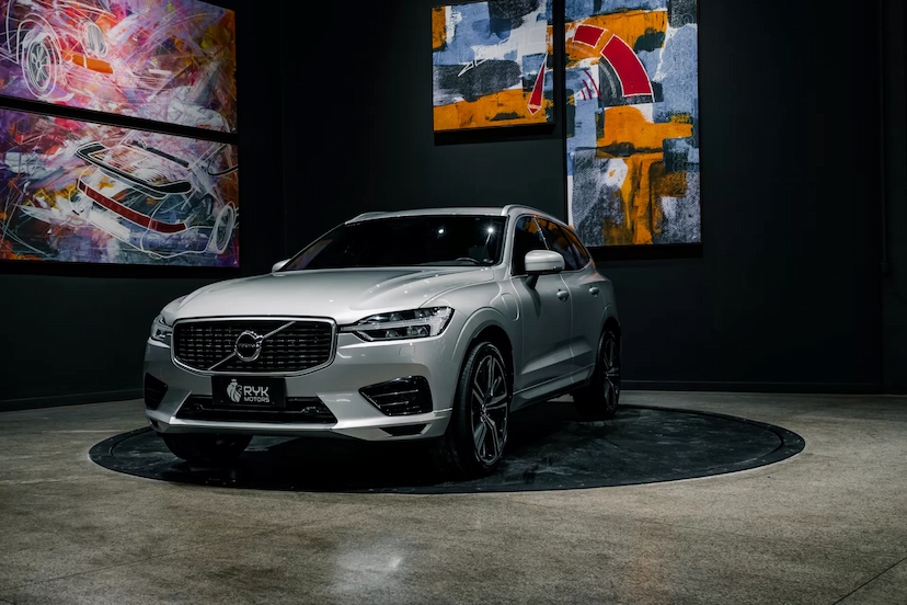 Foto do veículo VOLVO XC60 2.0 T8 HYBRID R-DESIGN AWD GEARTRONIC 2019 74.087 KM 219.900,00