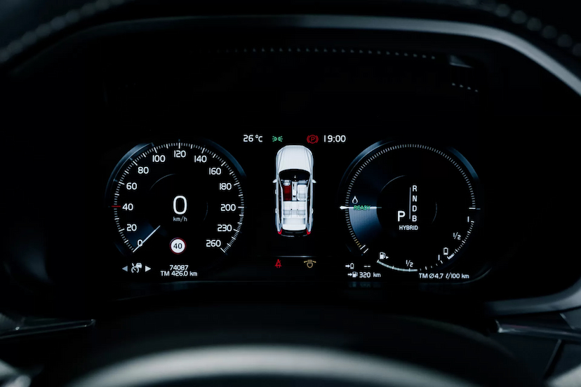Foto do veículo VOLVO XC60 2.0 T8 HYBRID R-DESIGN AWD GEARTRONIC 2019 74.087 KM 219.900,00