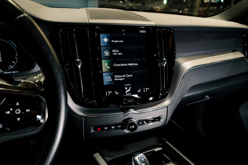 Foto do veículo VOLVO XC60 2.0 T8 HYBRID R-DESIGN AWD GEARTRONIC 2019 74.087 KM 219.900,00