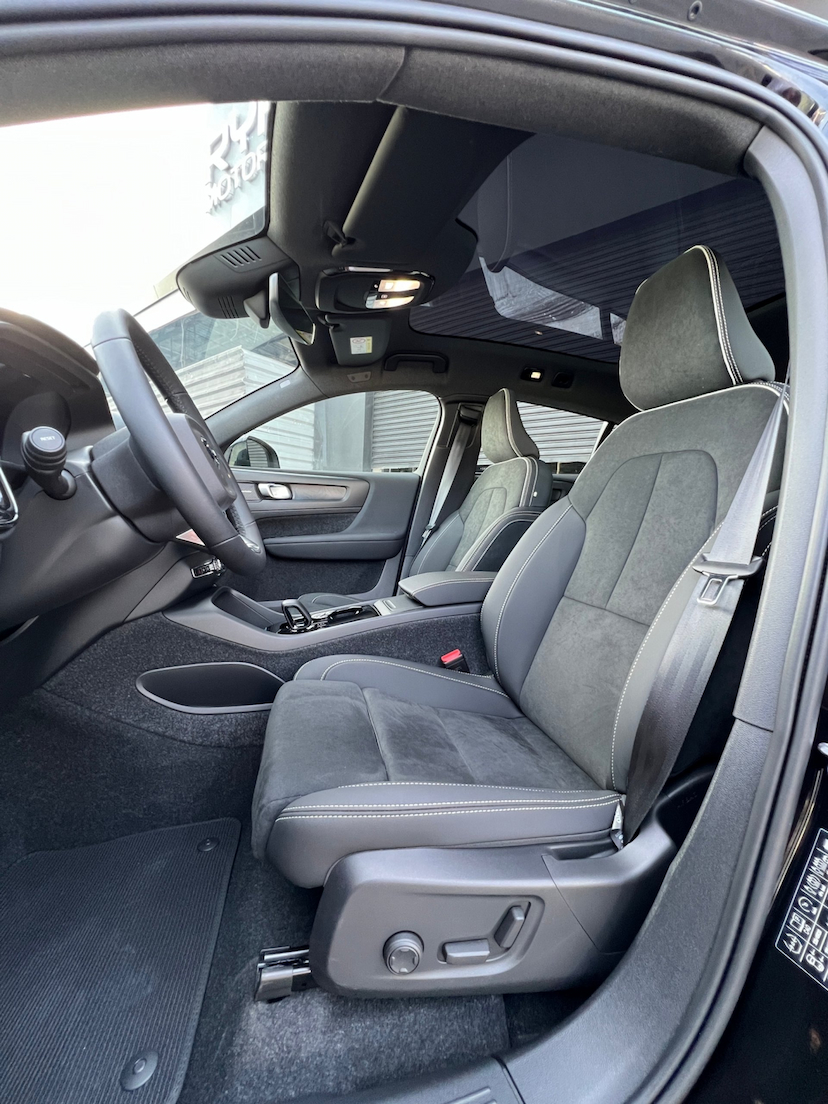 Foto do veículo VOLVO C40 P8 RECHARGE PURE ELECTRIC AWD 2023 252 KM 409.900,00