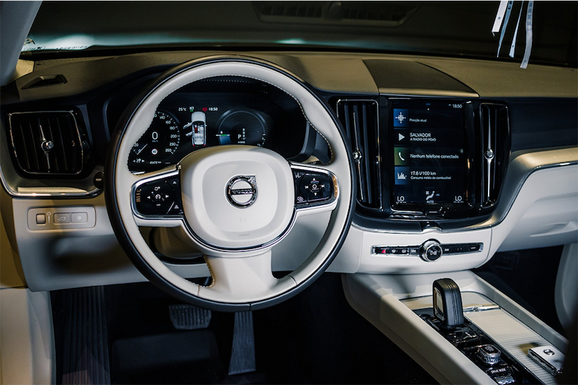 Foto do veículo VOLVO XC60 2.0 T8 HYBRID MOMENTUM AWD GEARTRONIC 2020 45.471 KM 259.900,00