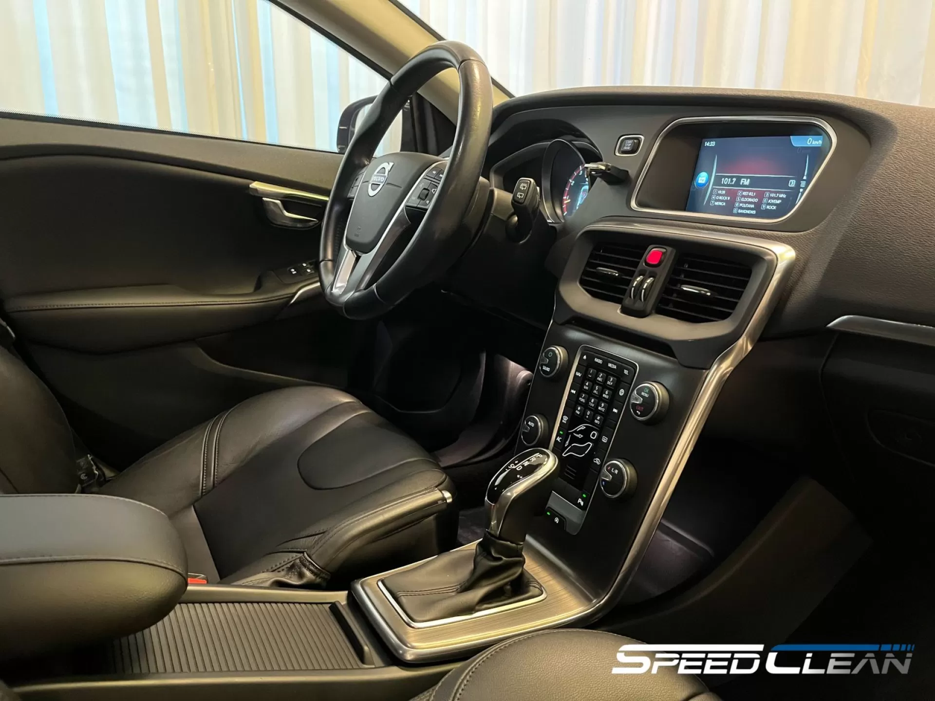 Foto do veículo VOLVO V40 T4 DYNAMIC 2015 42.000 KM 99.900,00
