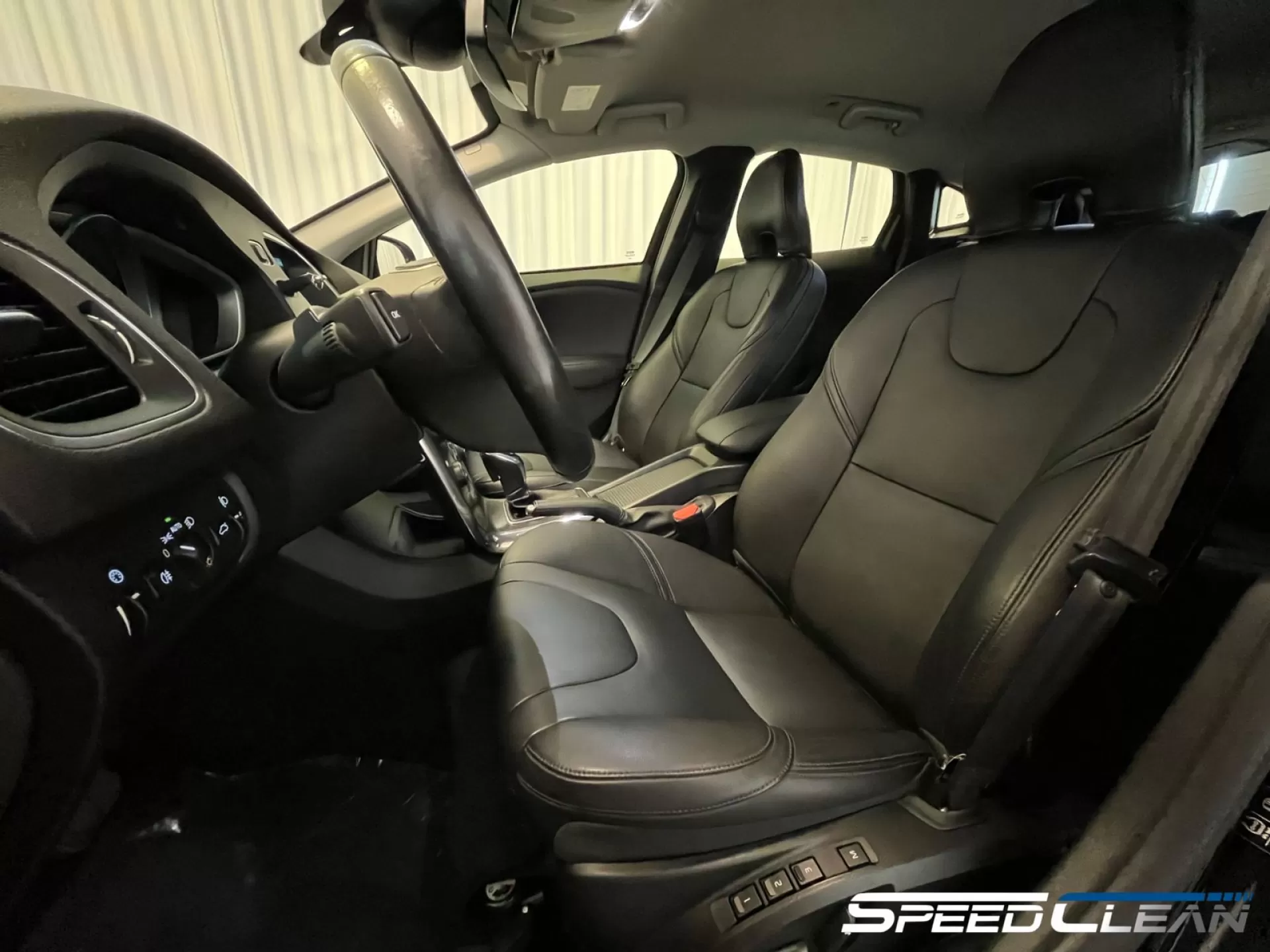 Foto do veículo VOLVO V40 T4 DYNAMIC 2015 42.000 KM 99.900,00