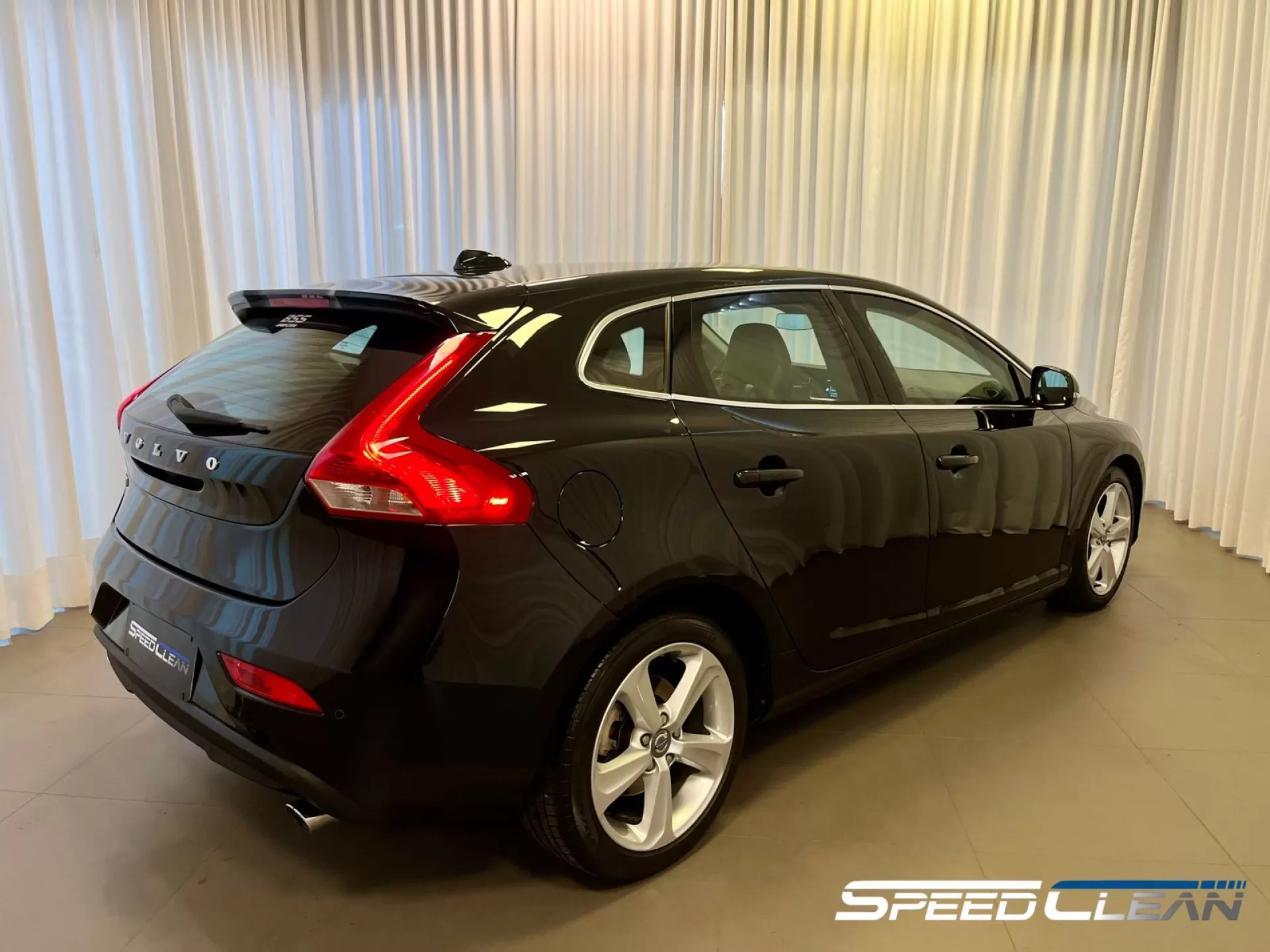Foto do veículo VOLVO V40 T4 DYNAMIC 2015 42.000 KM 99.900,00